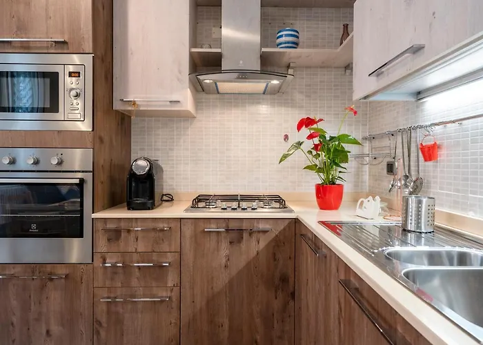 Guesthost - Stazione & Policlinico * Бари