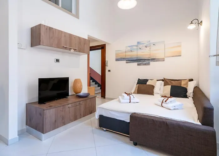 Guesthost - Stazione & Policlinico Апартаменты *